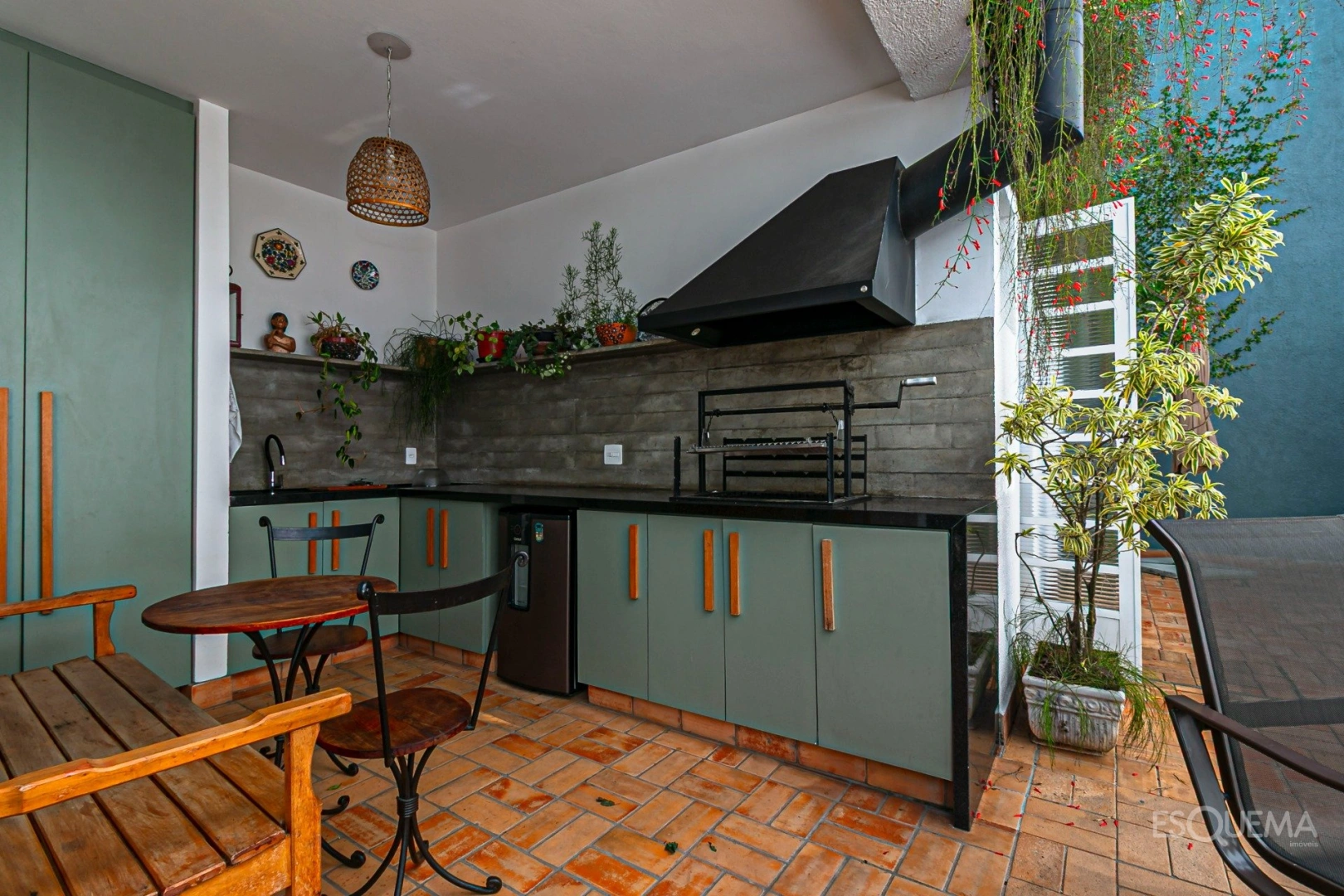 Casa rodeada de verde em rua tranquila do bairro - Imagem 7
