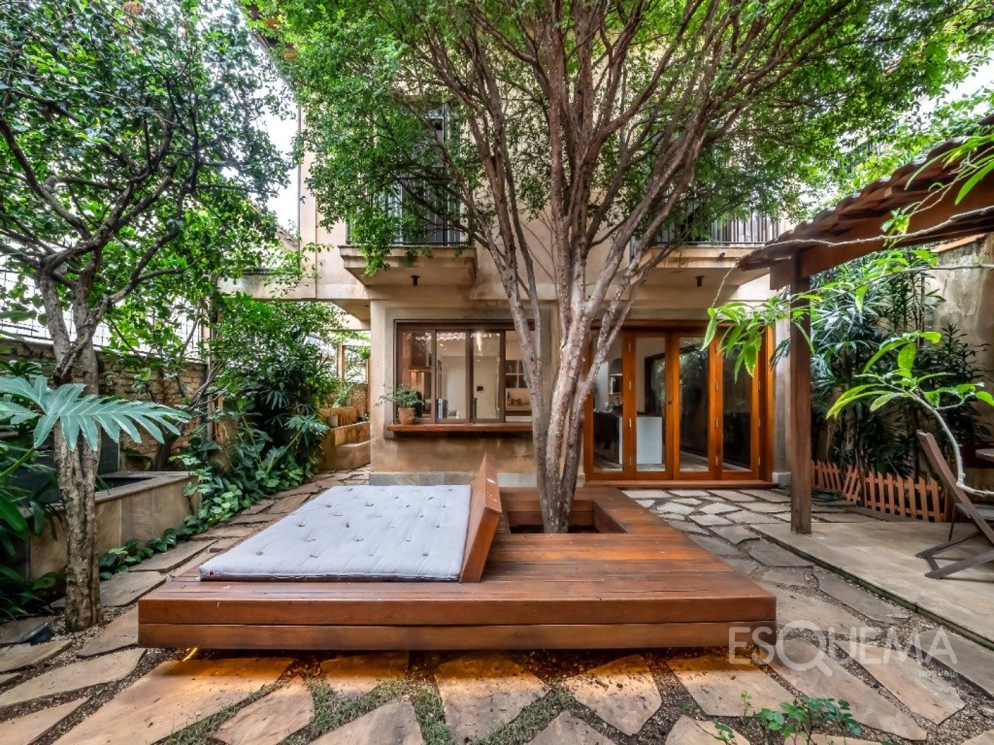 Casa de vila reformada com jardim e solarium em rua tranquila - Imagem 1