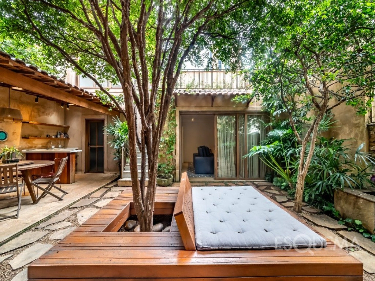 Casa de vila reformada com jardim e solarium em rua tranquila - Imagem 8