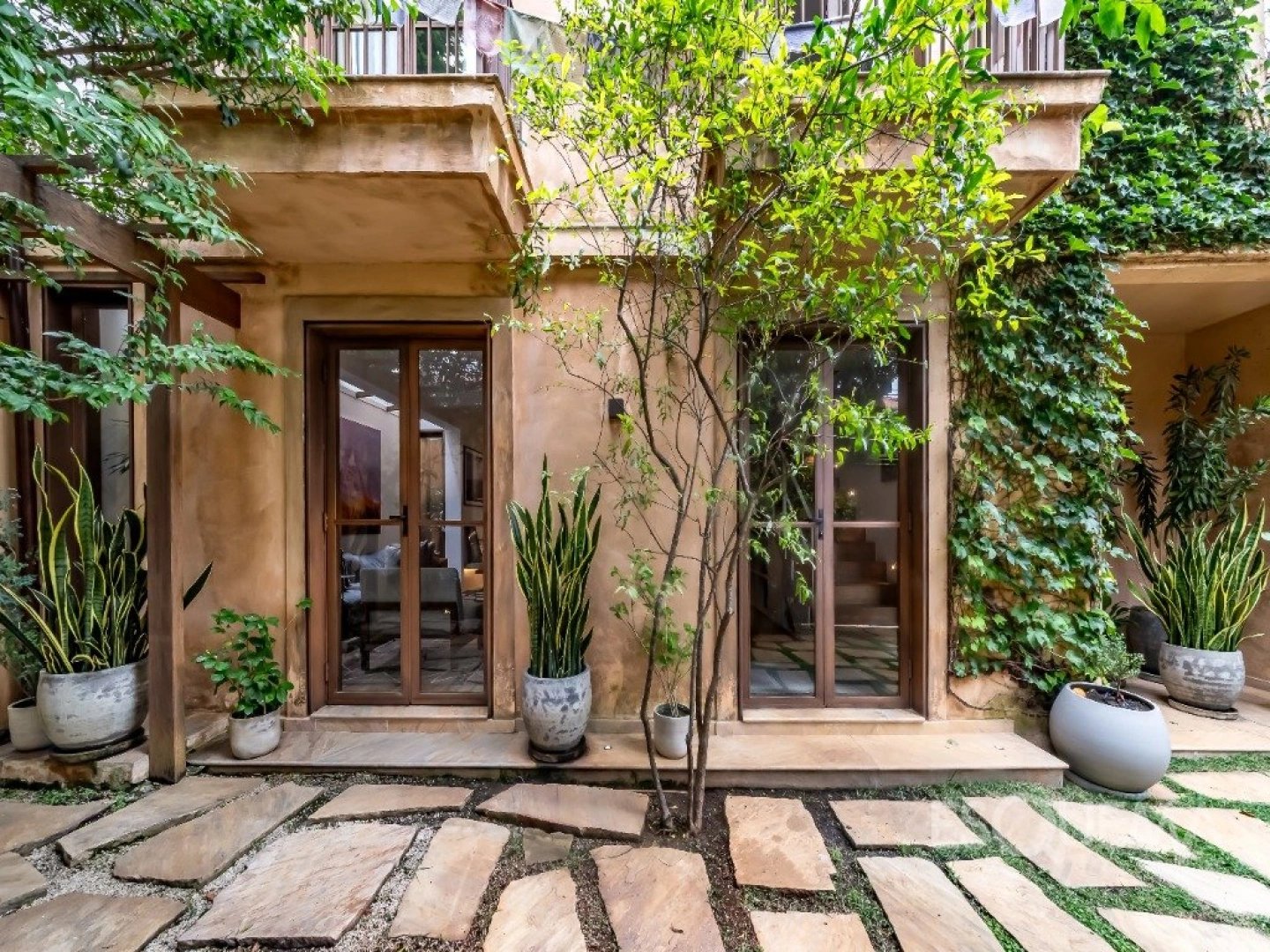 Casa de vila reformada com jardim e solarium em rua tranquila - Imagem 9