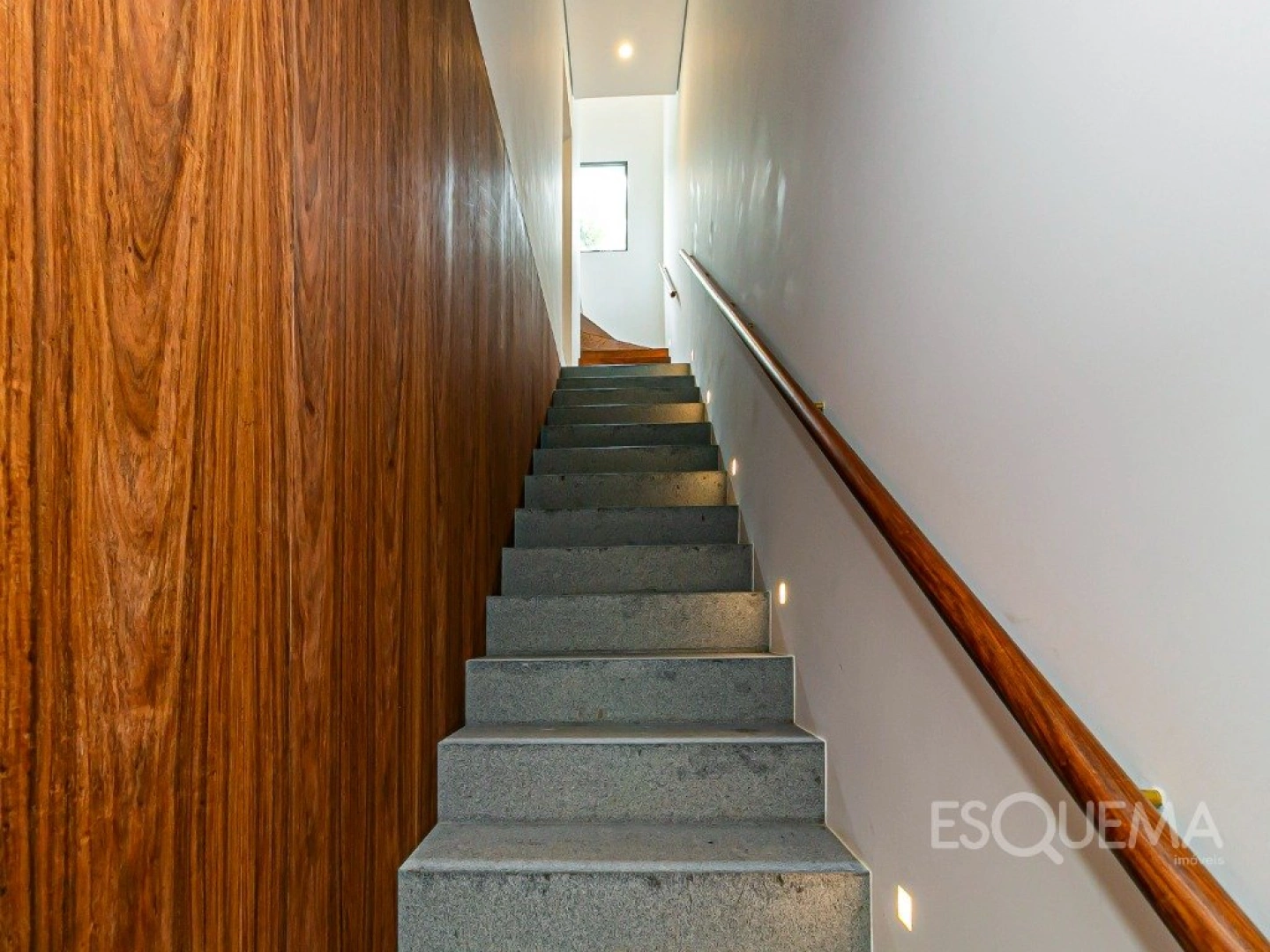 Casa nova com projeto contemporâneo em rua valorizada no Jardim Paulistano - Imagem 7