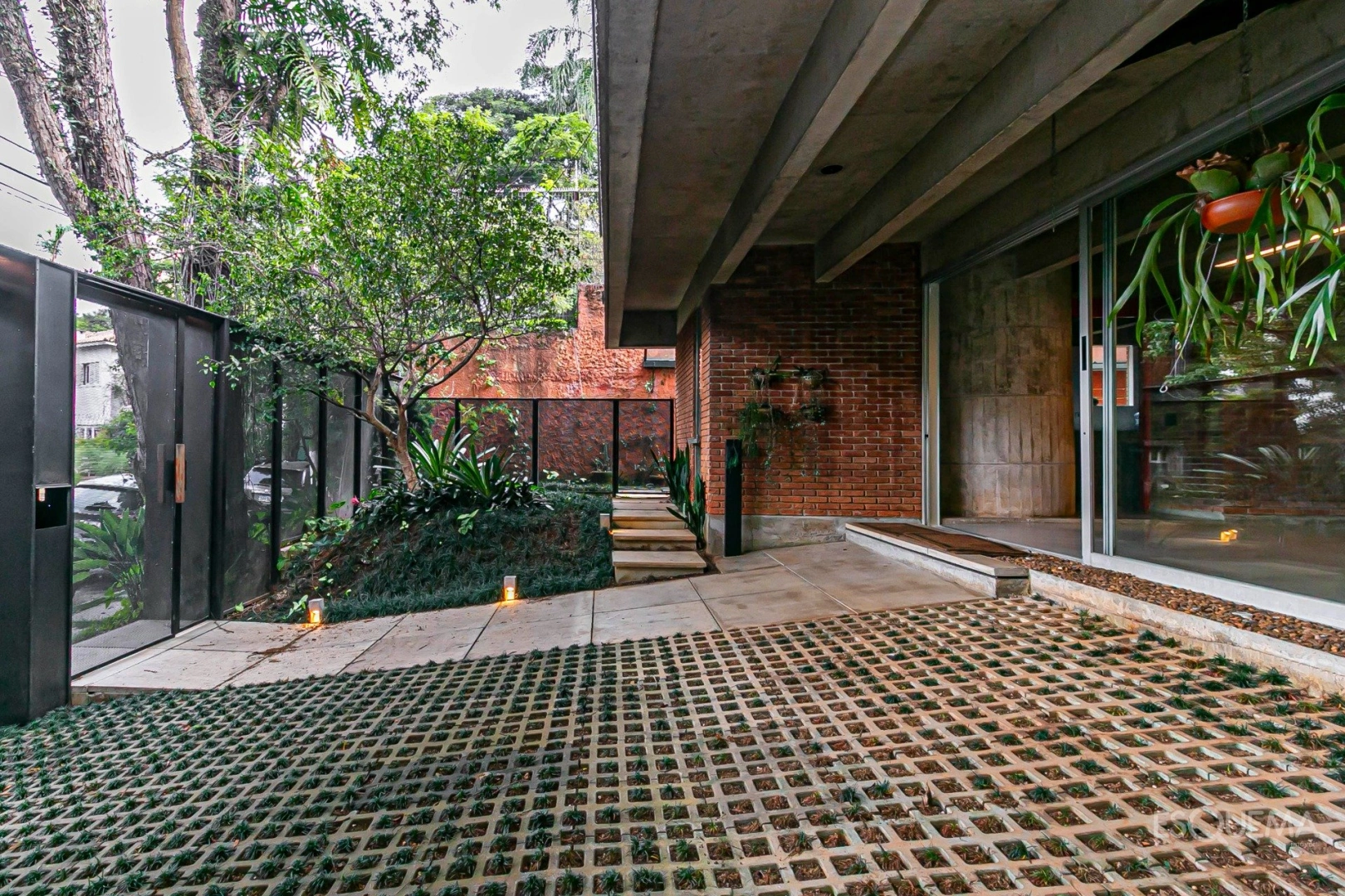 Casa de estilo modernista em rua arborizada na Cidade Jardim - Imagem 11