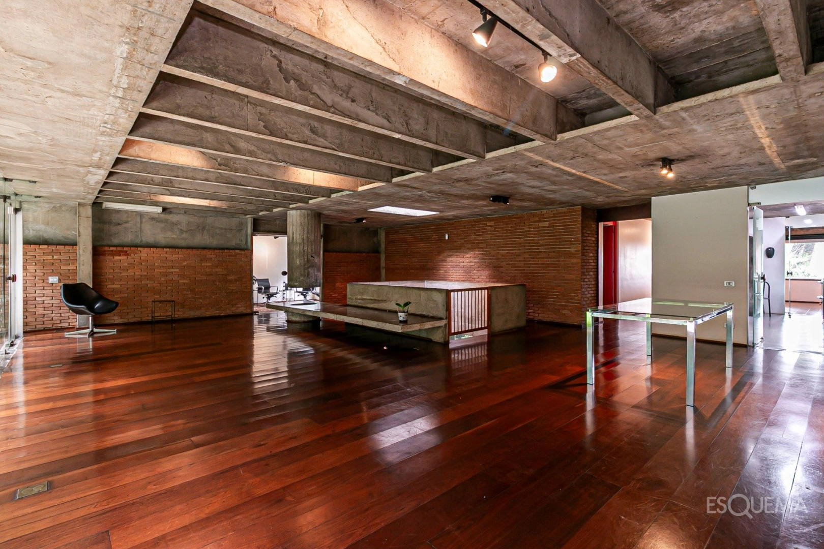 Casa de estilo modernista em rua arborizada na Cidade Jardim - Imagem 12