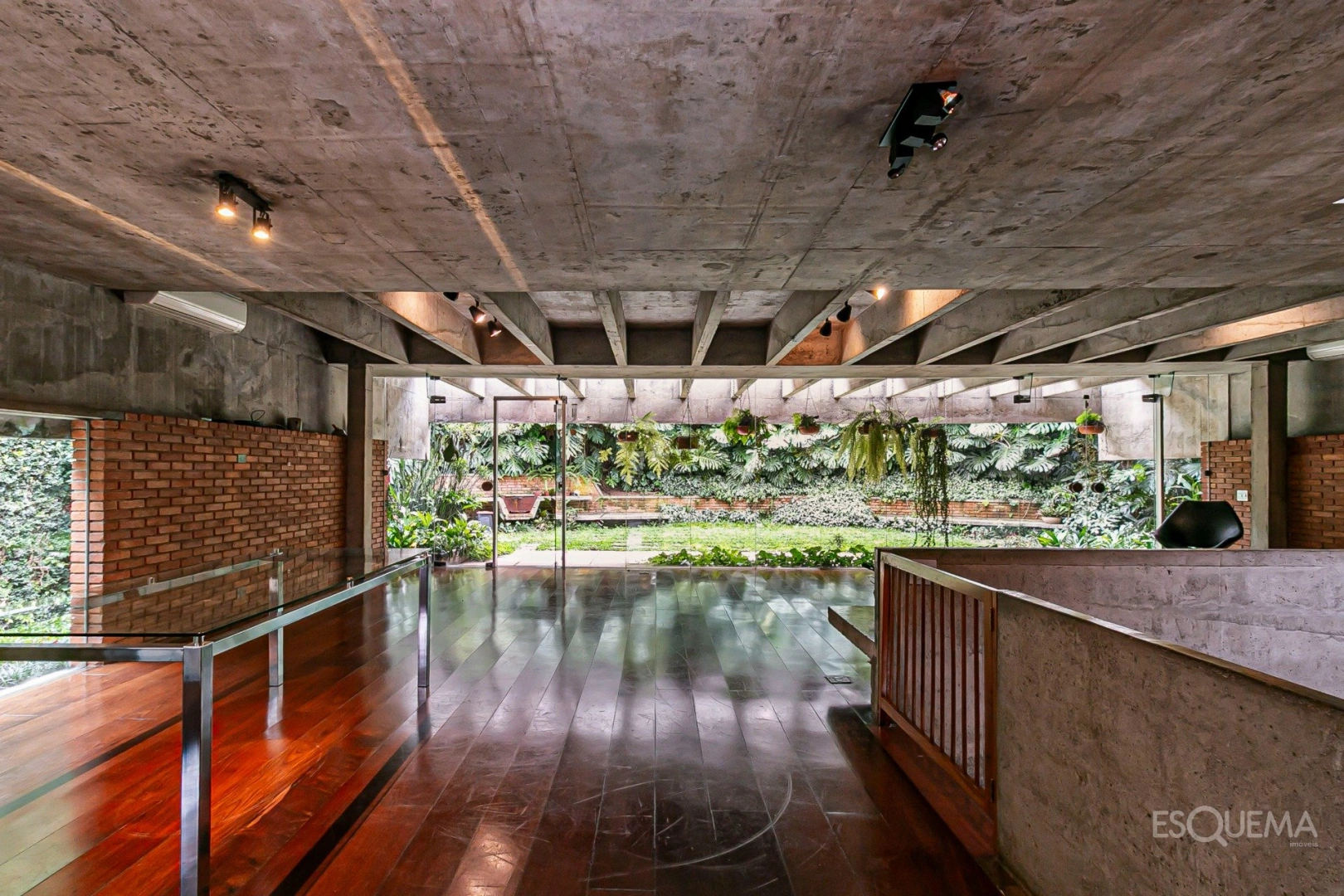 Casa de estilo modernista em rua arborizada na Cidade Jardim - Imagem 14