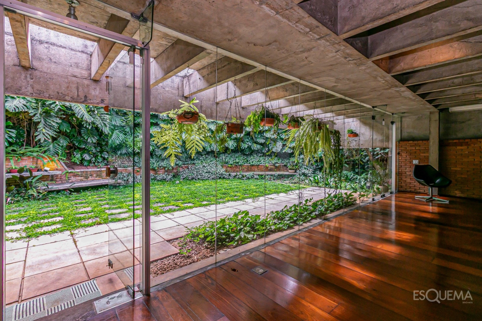 Casa de estilo modernista em rua arborizada na Cidade Jardim - Imagem 15