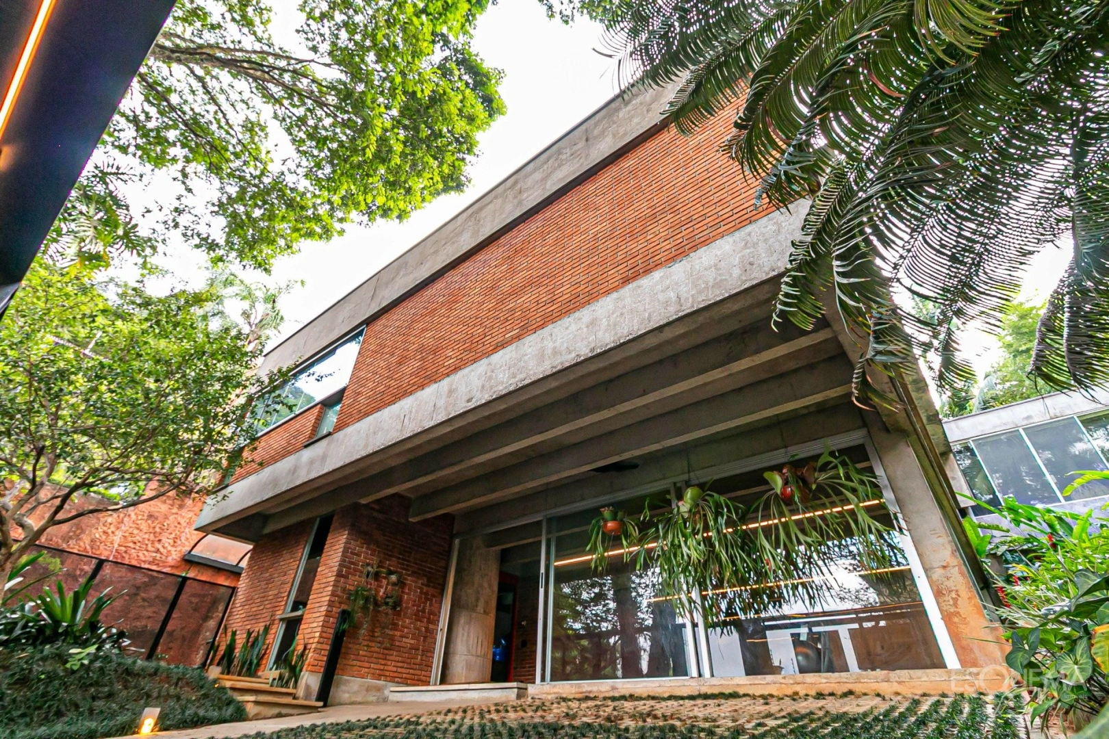 Casa de estilo modernista em rua arborizada na Cidade Jardim - Imagem 1