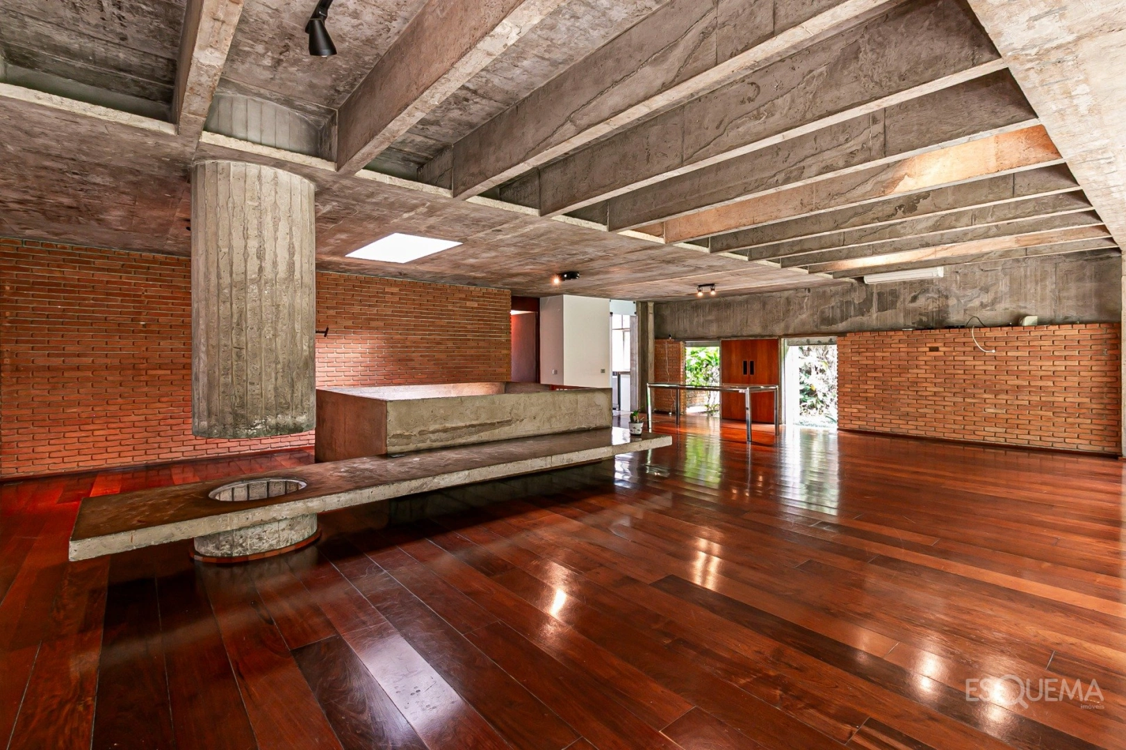 Casa de estilo modernista em rua arborizada na Cidade Jardim - Imagem 2