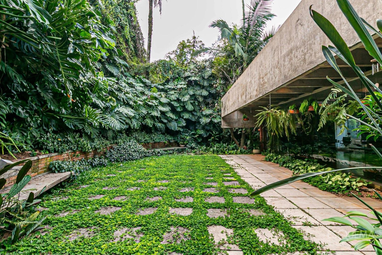 Casa de estilo modernista em rua arborizada na Cidade Jardim - Imagem 3