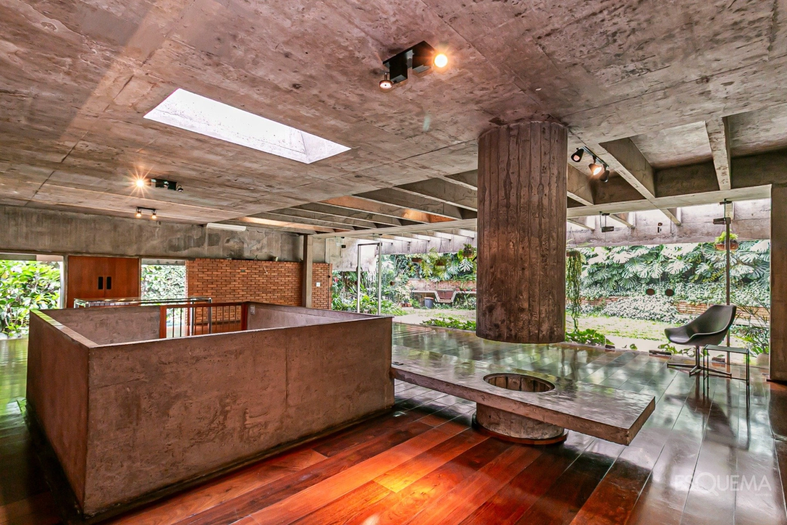 Casa de estilo modernista em rua arborizada na Cidade Jardim - Imagem 4