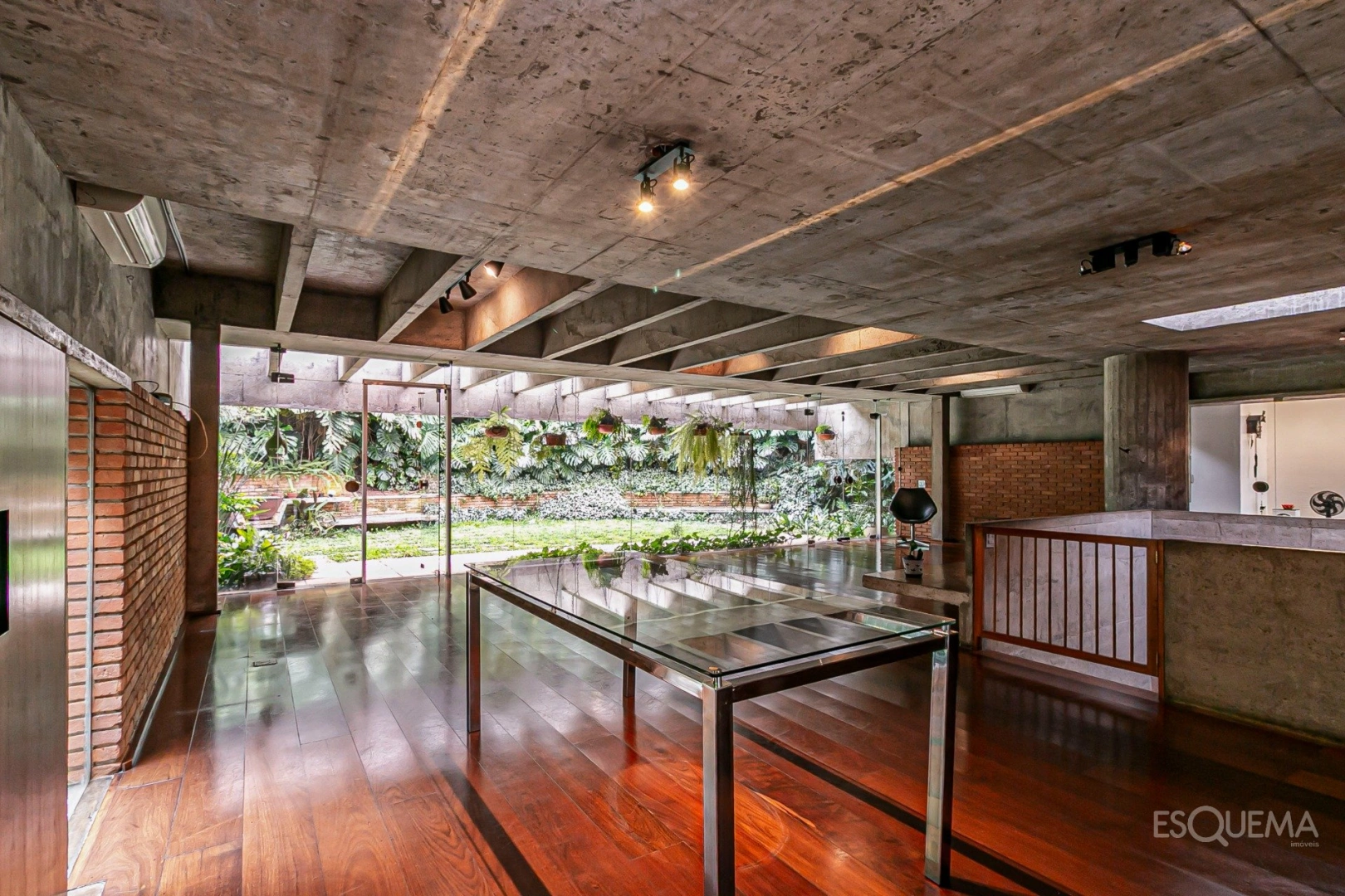 Casa de estilo modernista em rua arborizada na Cidade Jardim - Imagem 5