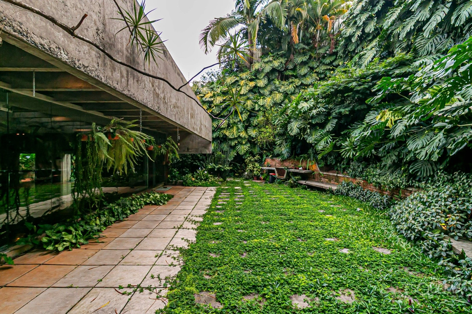 Casa de estilo modernista em rua arborizada na Cidade Jardim - Imagem 6