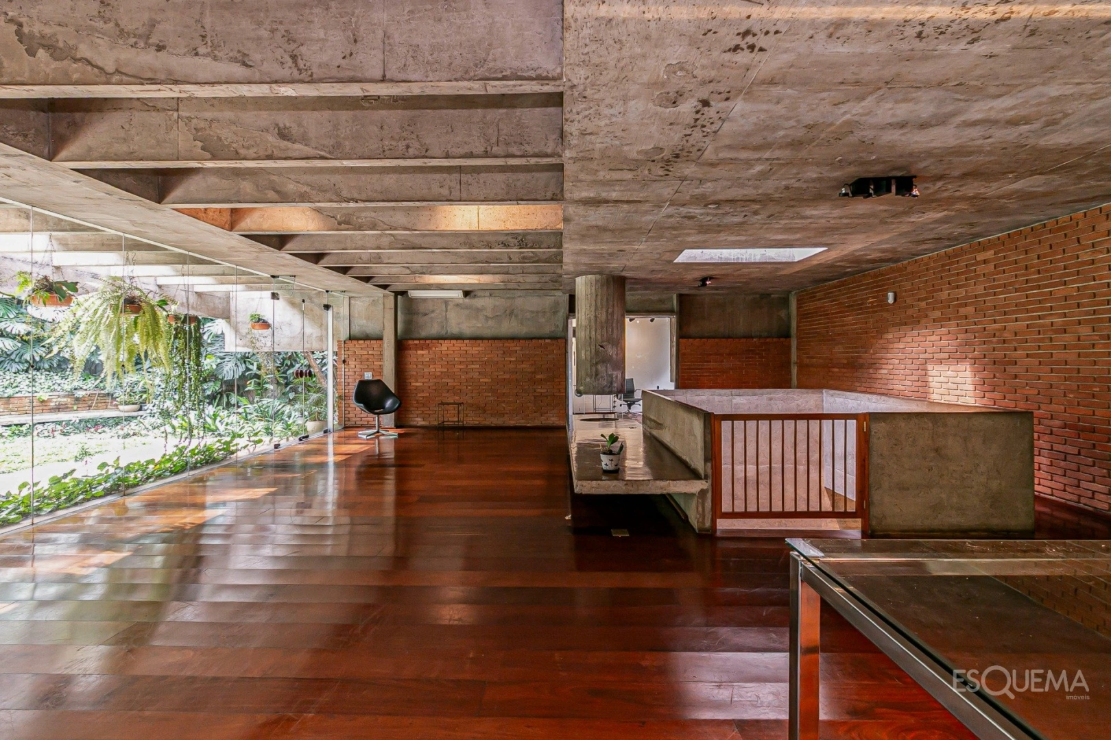 Casa de estilo modernista em rua arborizada na Cidade Jardim - Imagem 7