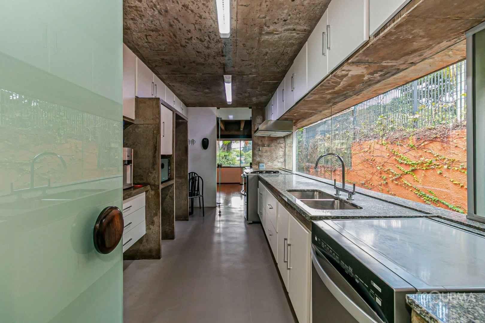 Casa de estilo modernista em rua arborizada na Cidade Jardim - Imagem 8