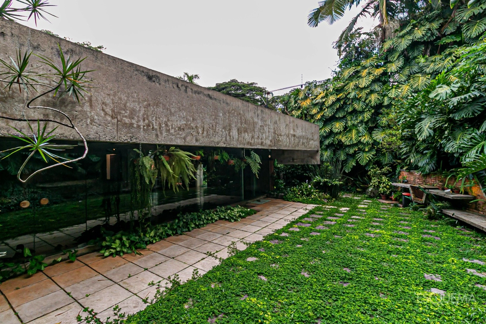 Casa de estilo modernista em rua arborizada na Cidade Jardim - Imagem 9
