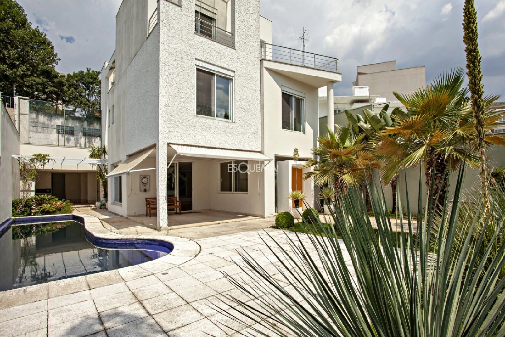 Casa contemporânea com piscina e área de lazer completa na Cidade Jardim - Imagem 2
