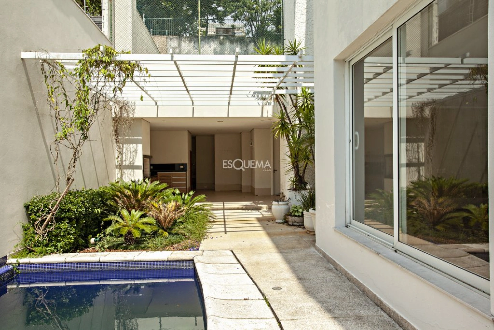 Casa contemporânea com piscina e área de lazer completa na Cidade Jardim - Imagem 3