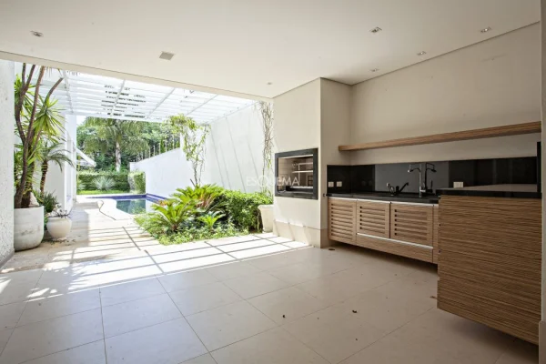 Casa contemporânea com piscina e área de lazer completa na Cidade Jardim