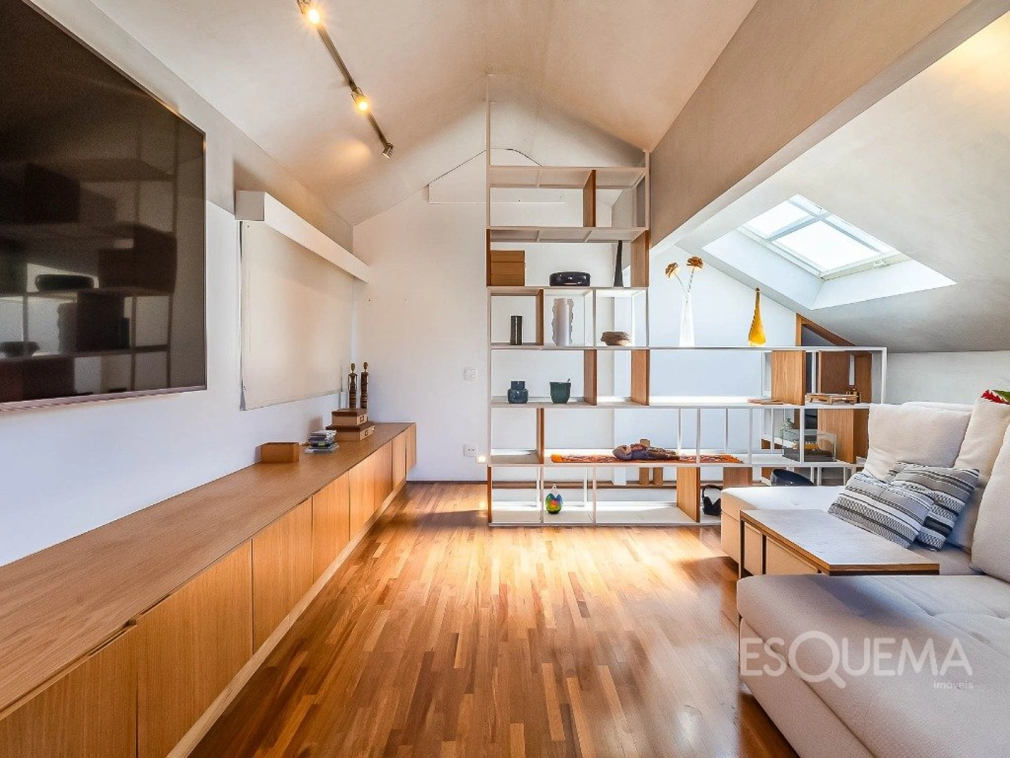 Casa contemporânea com piscina aquecida e jardim no Alto de Pinheiros - Imagem 10