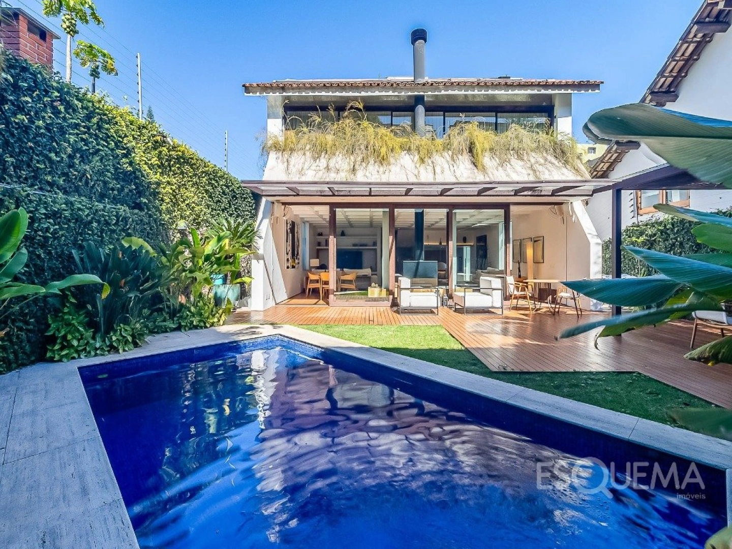 Casa contemporânea com piscina aquecida e jardim no Alto de Pinheiros - Imagem 1
