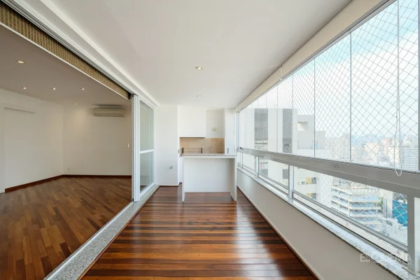 Apartamento com 3 suítes e terraço no Itaim Bibi