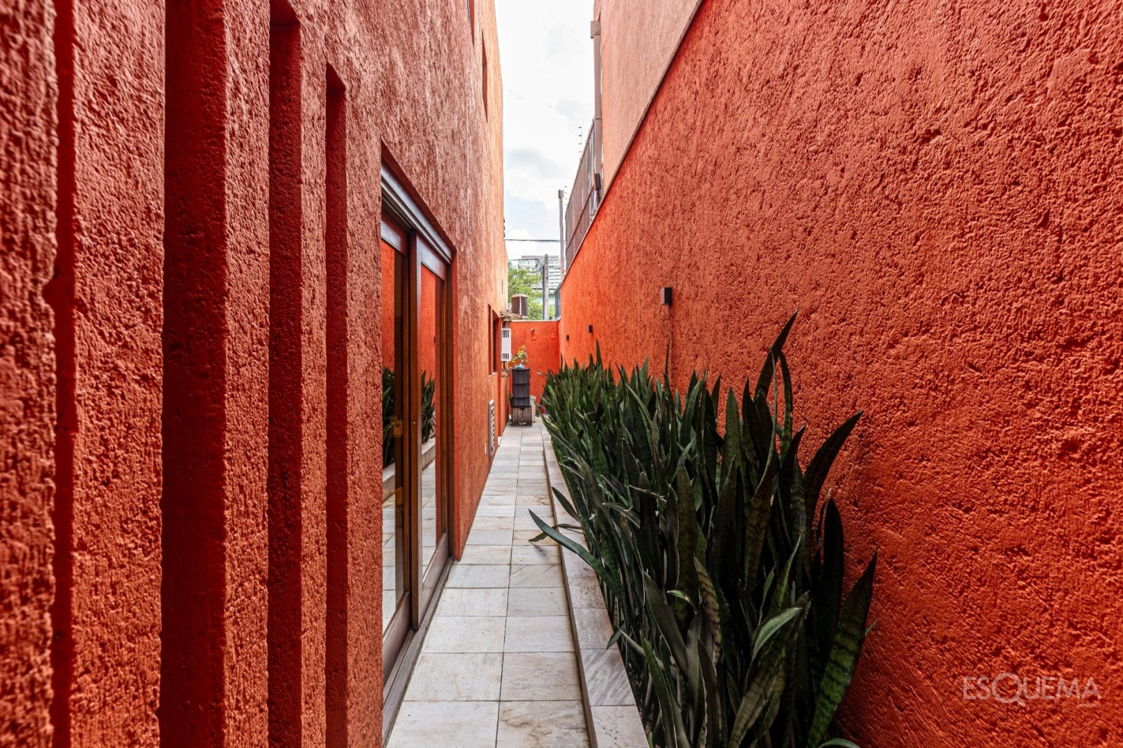 Casa reformada com 3 suítes no Jardim Luzitânia - Imagem 2