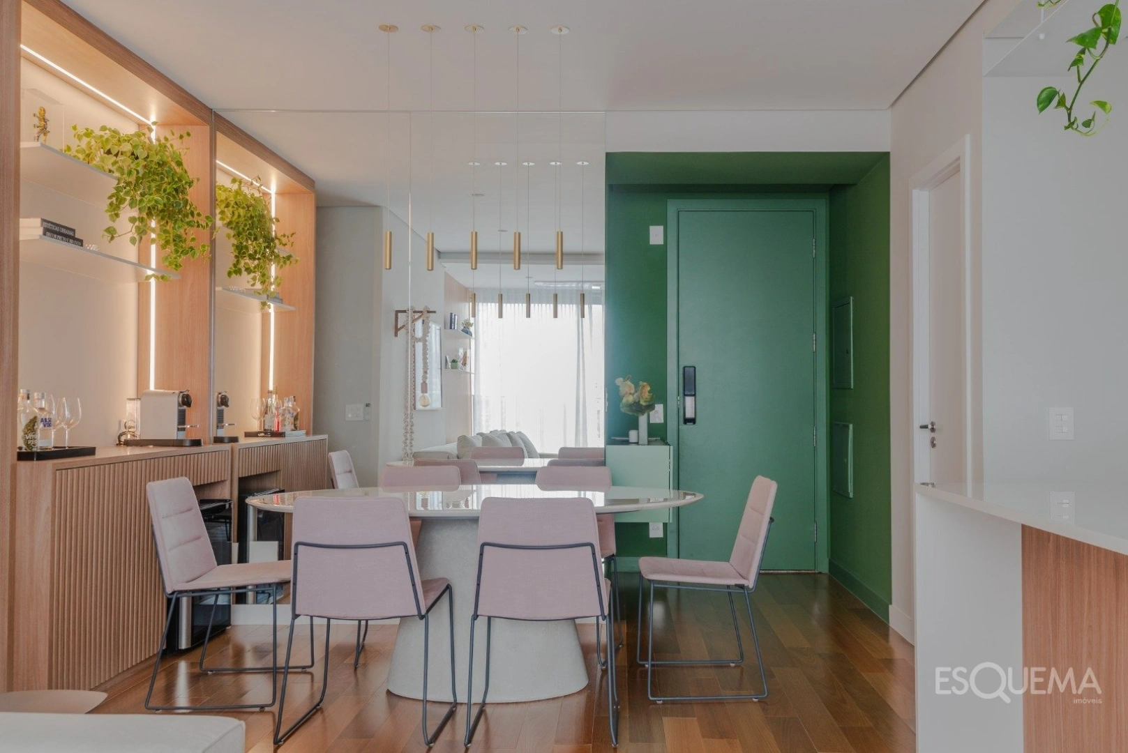 Apartamento pronto para morar, totalmente reformado e mobiliado - Imagem 2