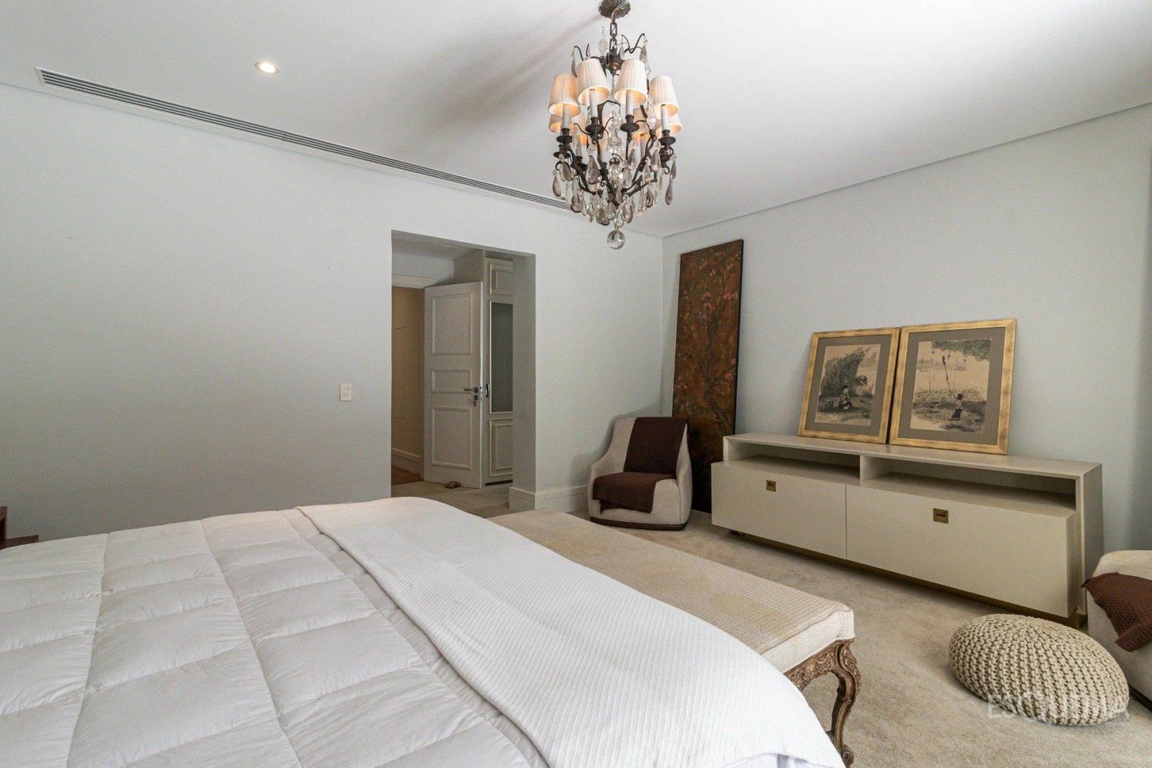 Casa elegante em condomínio no Jardim Luzitânia - Imagem 11