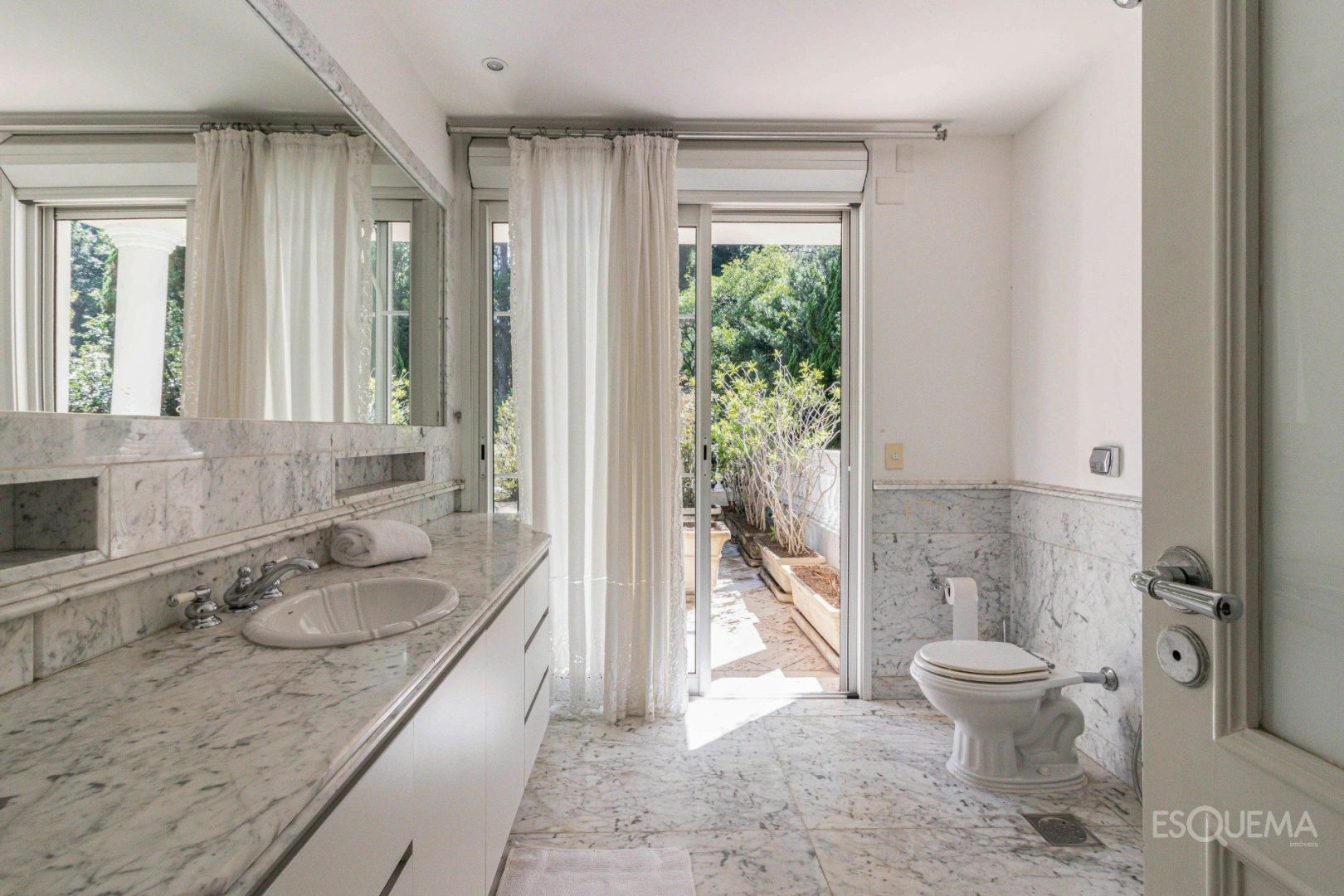 Casa elegante em condomínio no Jardim Luzitânia - Imagem 13