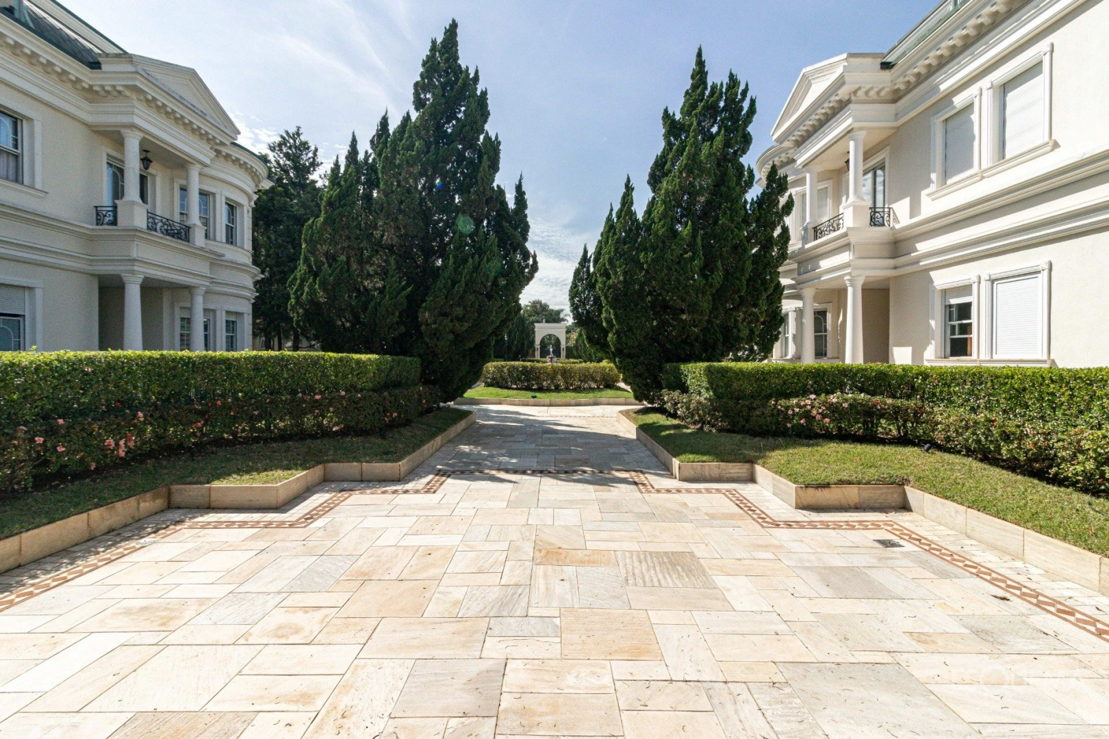 Casa elegante em condomínio no Jardim Luzitânia - Imagem 1