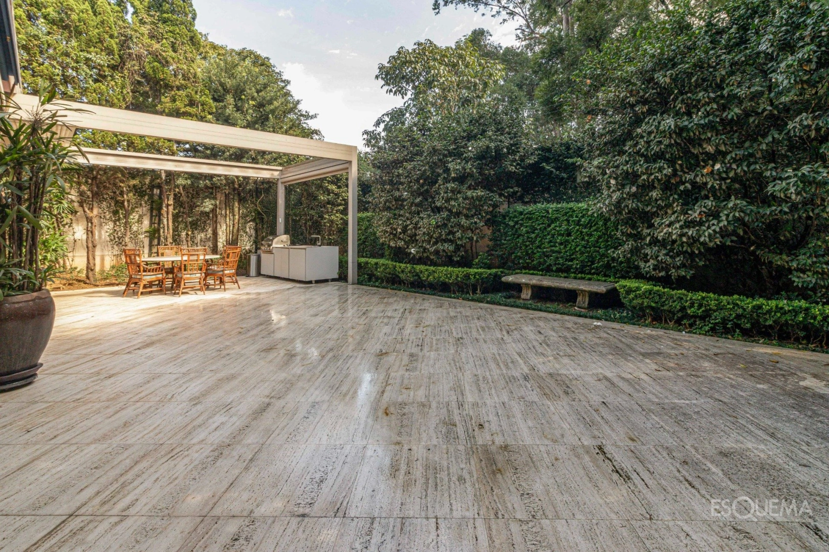 Casa elegante em condomínio no Jardim Luzitânia - Imagem 4