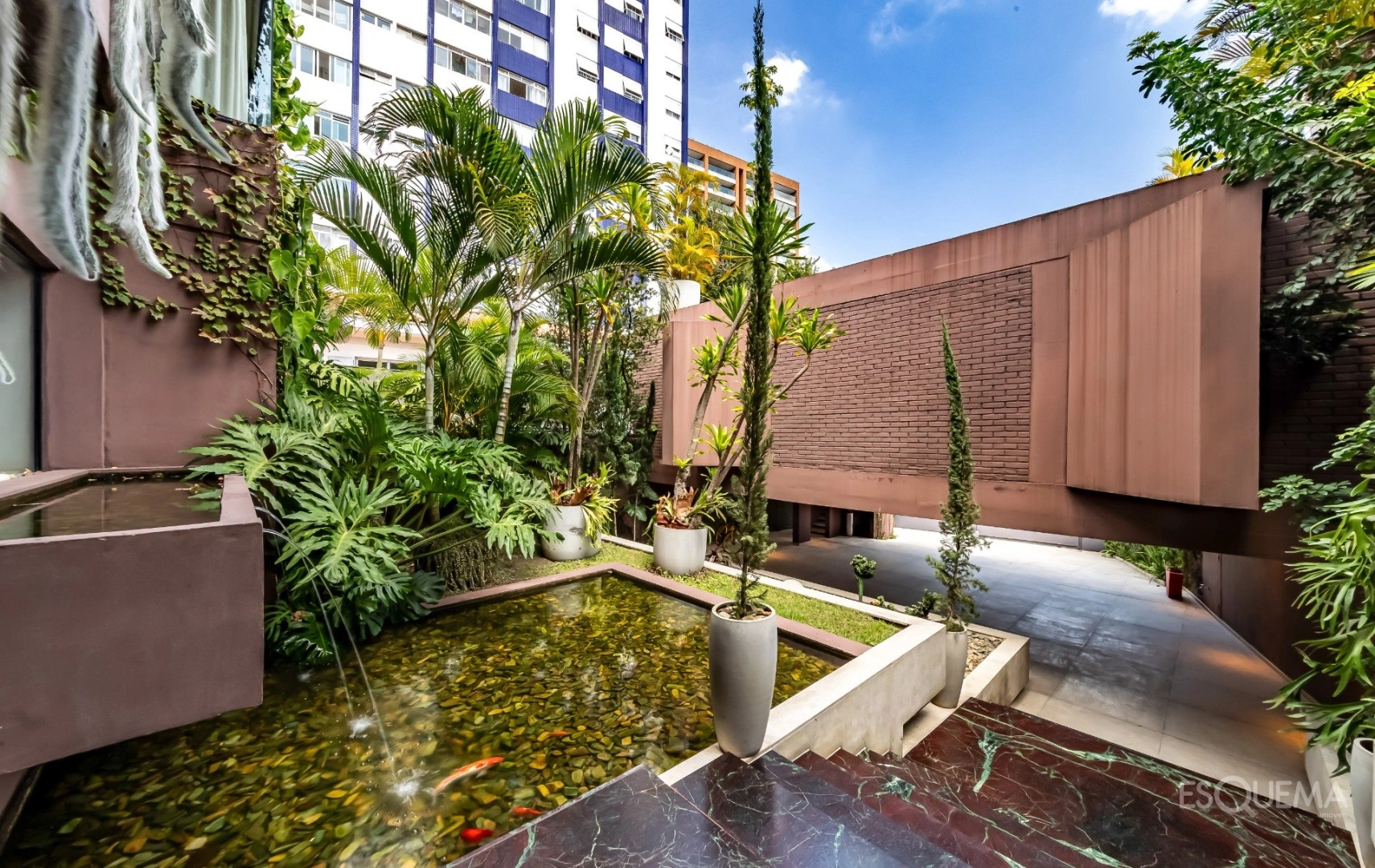 Casa com brutalismo reinterpretado e rooftop voltado ao pôr do sol em Pinheiros - Imagem 5
