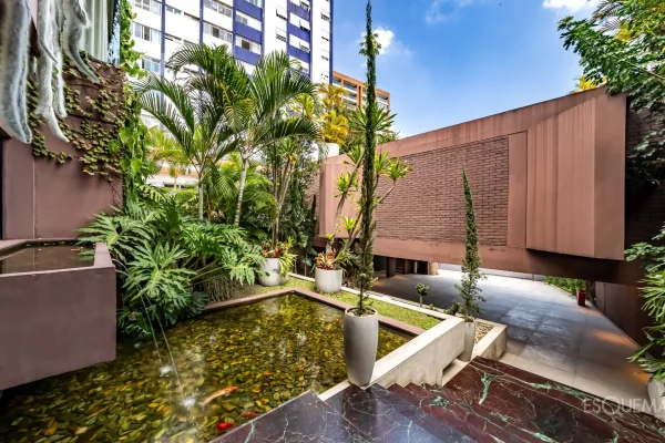 Casa com brutalismo reinterpretado e rooftop voltado ao pôr do sol em Pinheiros