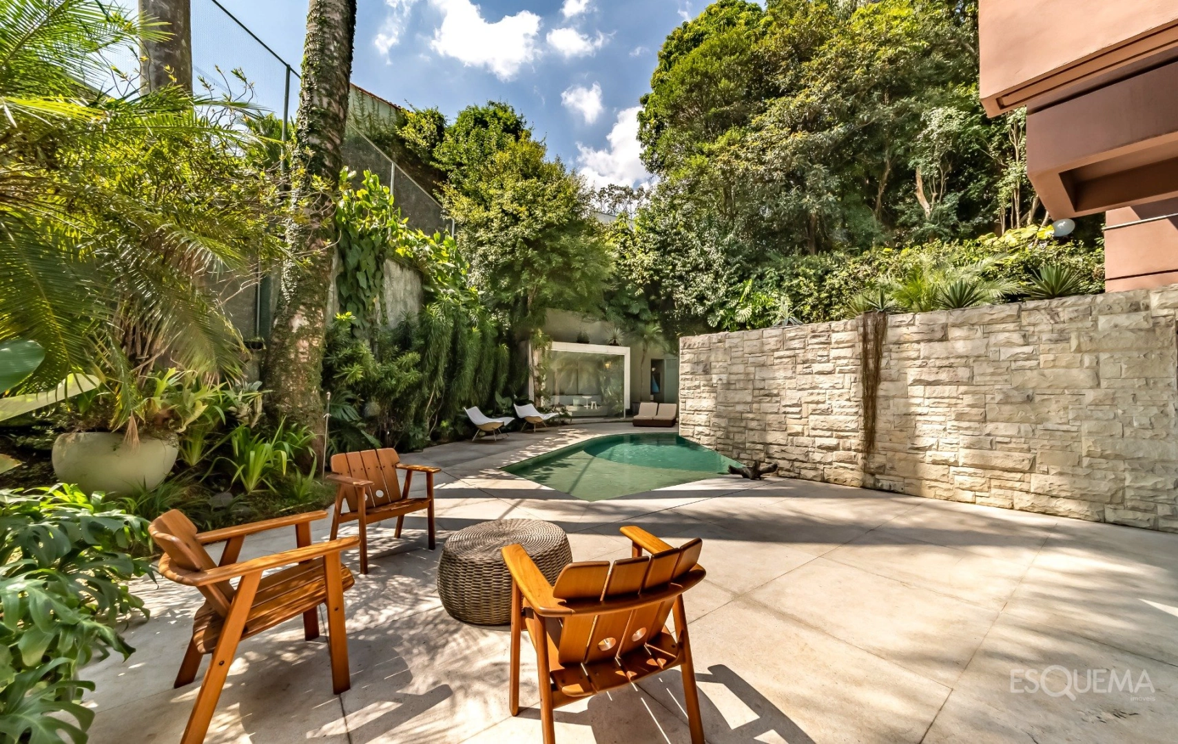 Casa com brutalismo reinterpretado e rooftop voltado ao pôr do sol em Pinheiros - Imagem 7