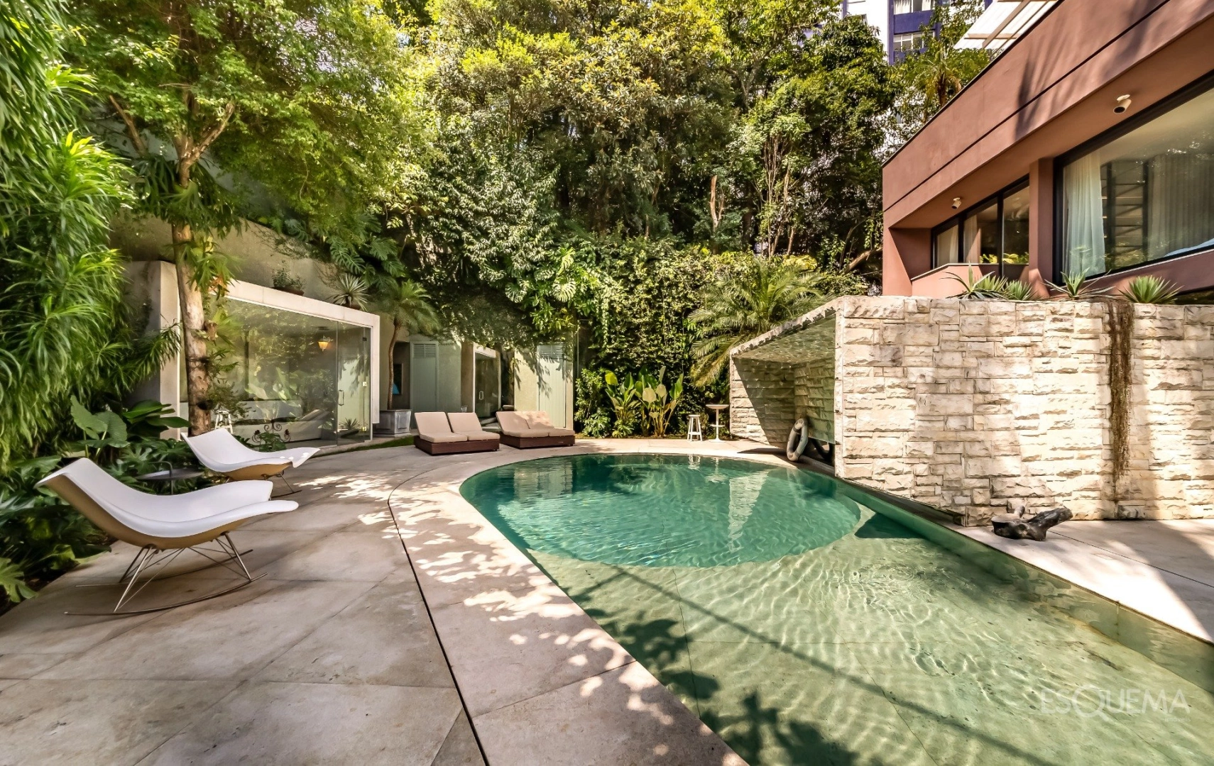Casa com brutalismo reinterpretado e rooftop voltado ao pôr do sol em Pinheiros - Imagem 8