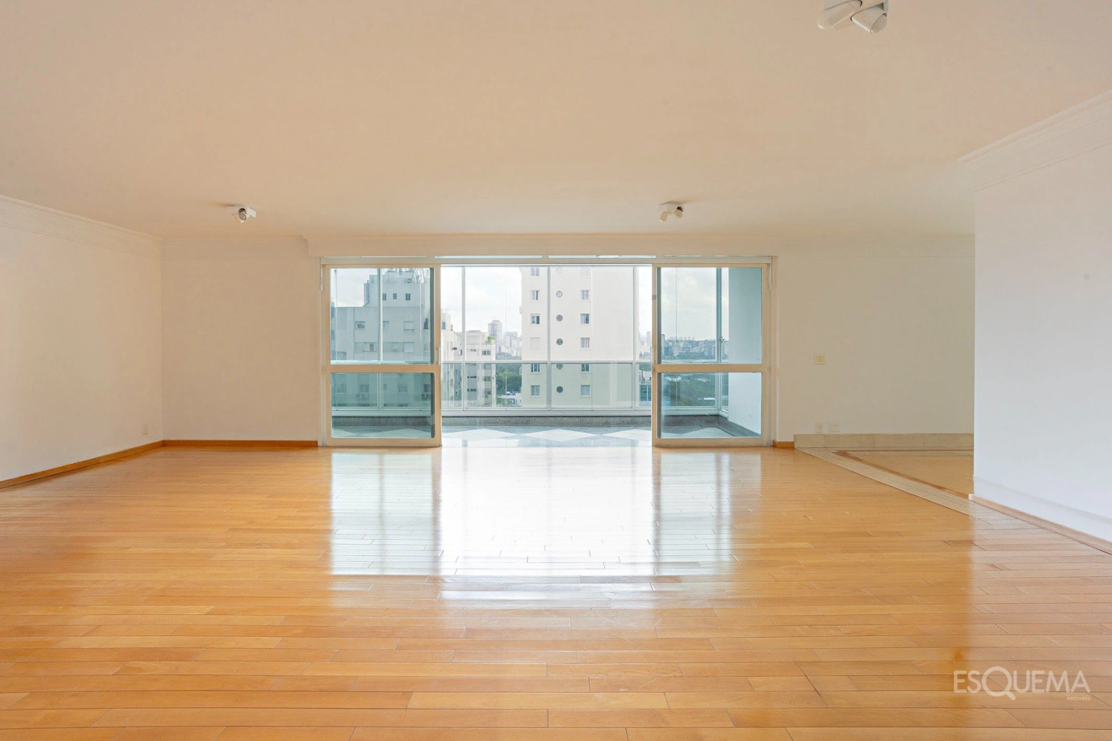 Apartamento com vista para o Clube Paulistano em edifício brutalista nos Jardins - Imagem 2