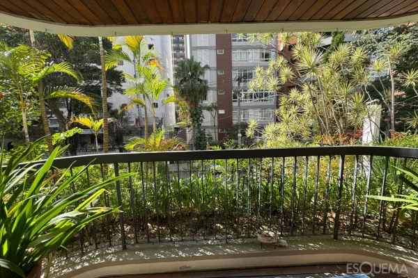 Apartamento iluminado com vista para as copas das árvores no Itaim Bibi