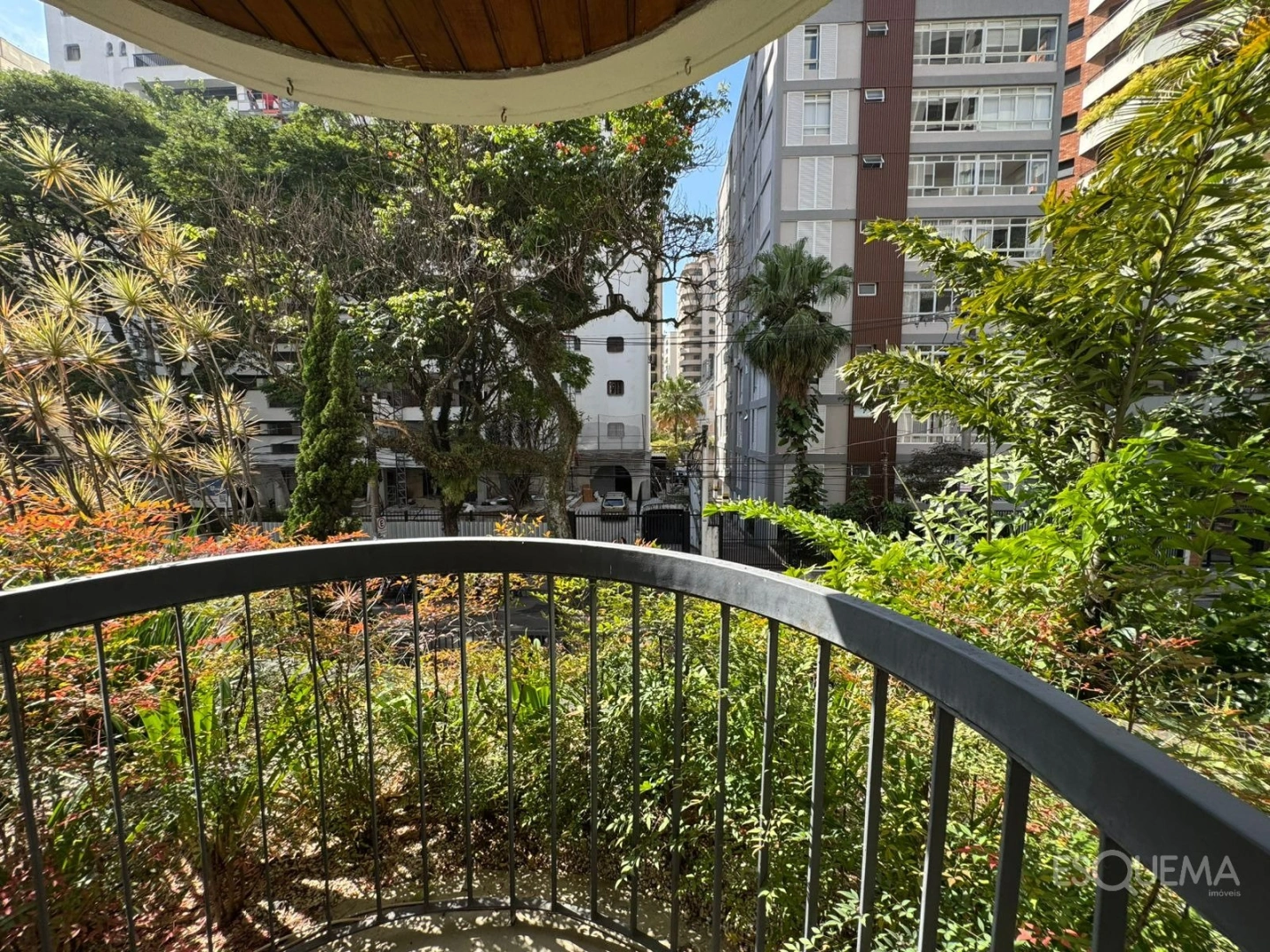 Apartamento iluminado com vista para as copas das árvores no Itaim Bibi - Imagem 8