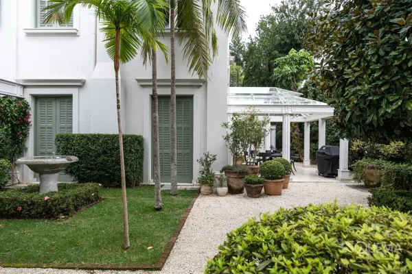 Casa de 900 m² no Jardim Paulista com projeto de Jacques Pilon e atualização de Gustavo Horta