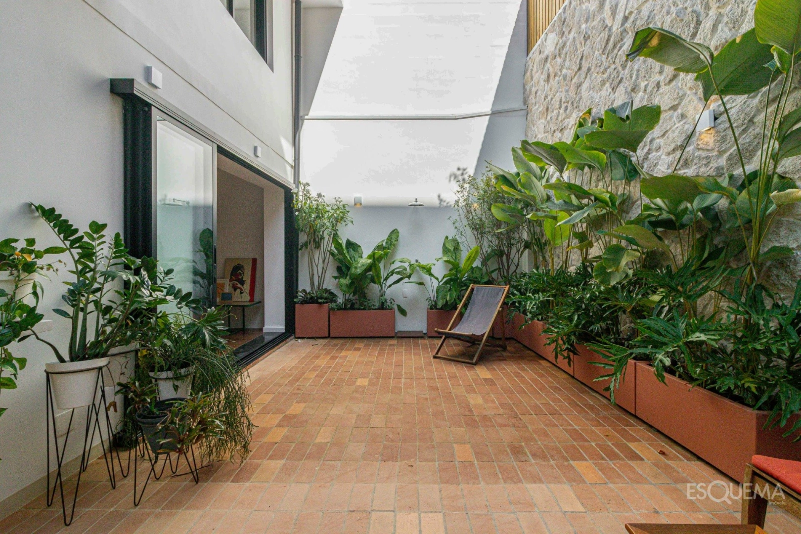 Casa recém-reformada em frente à praça - Imagem 10