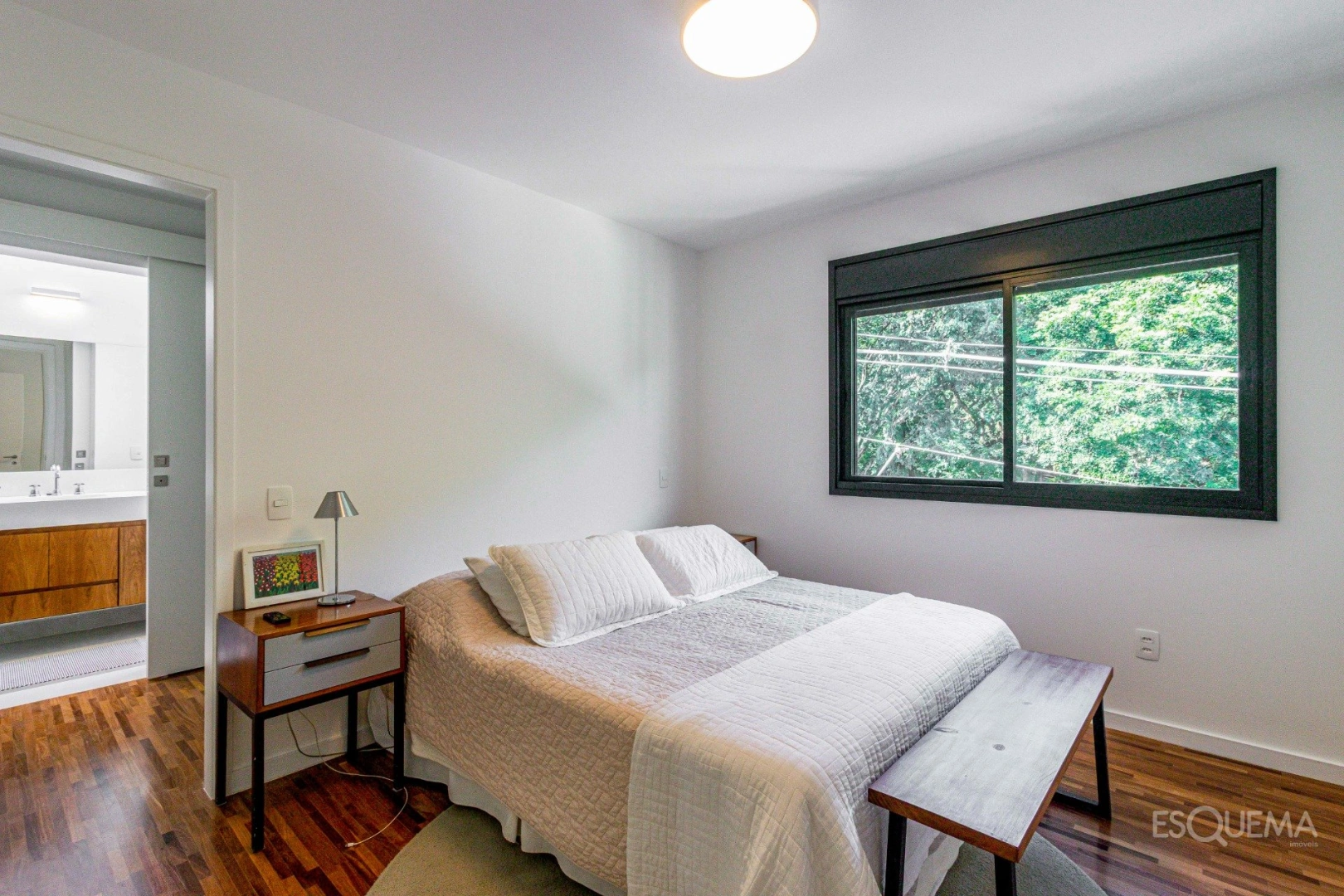 Casa recém-reformada em frente à praça - Imagem 11