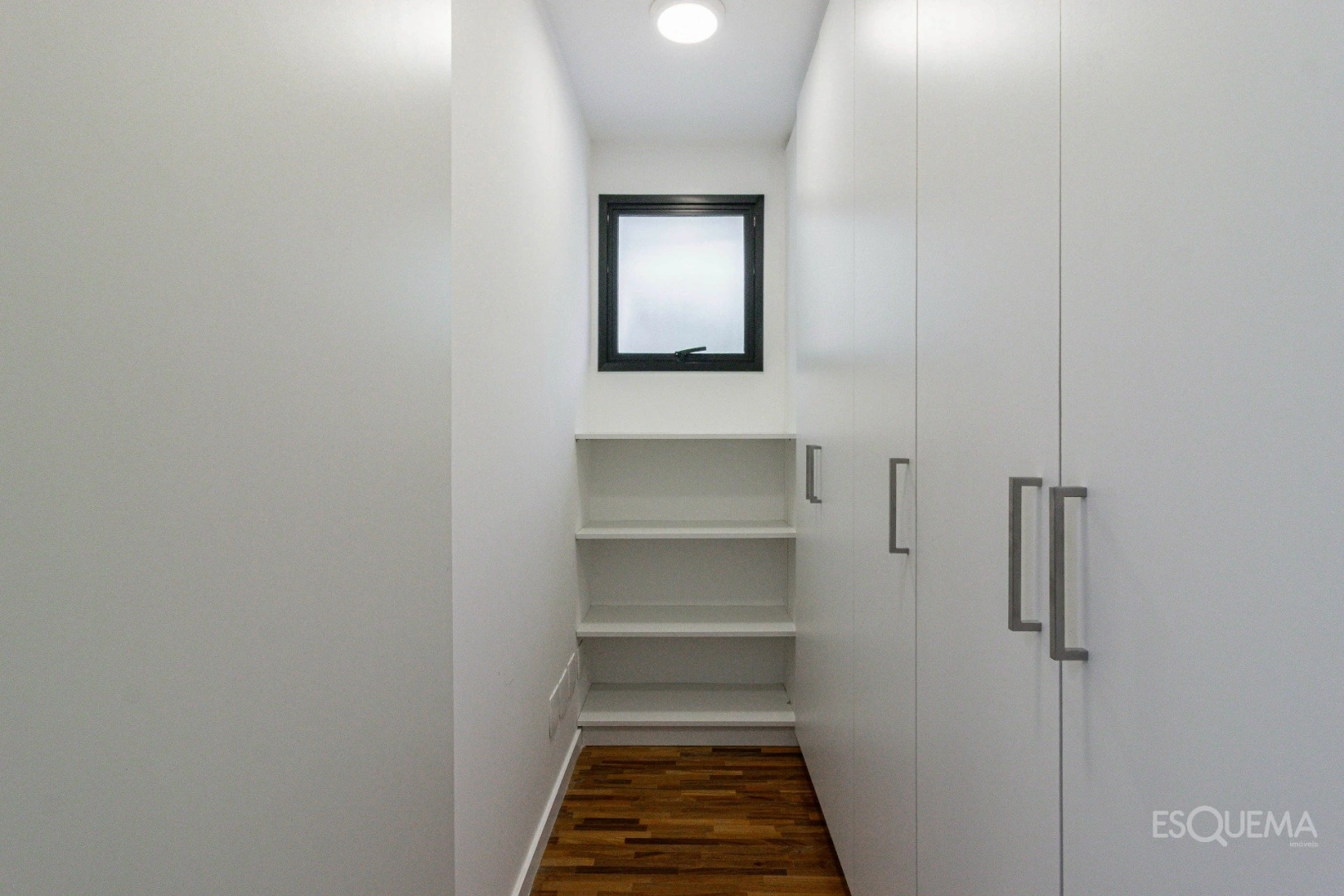 Casa recém-reformada em frente à praça - Imagem 14