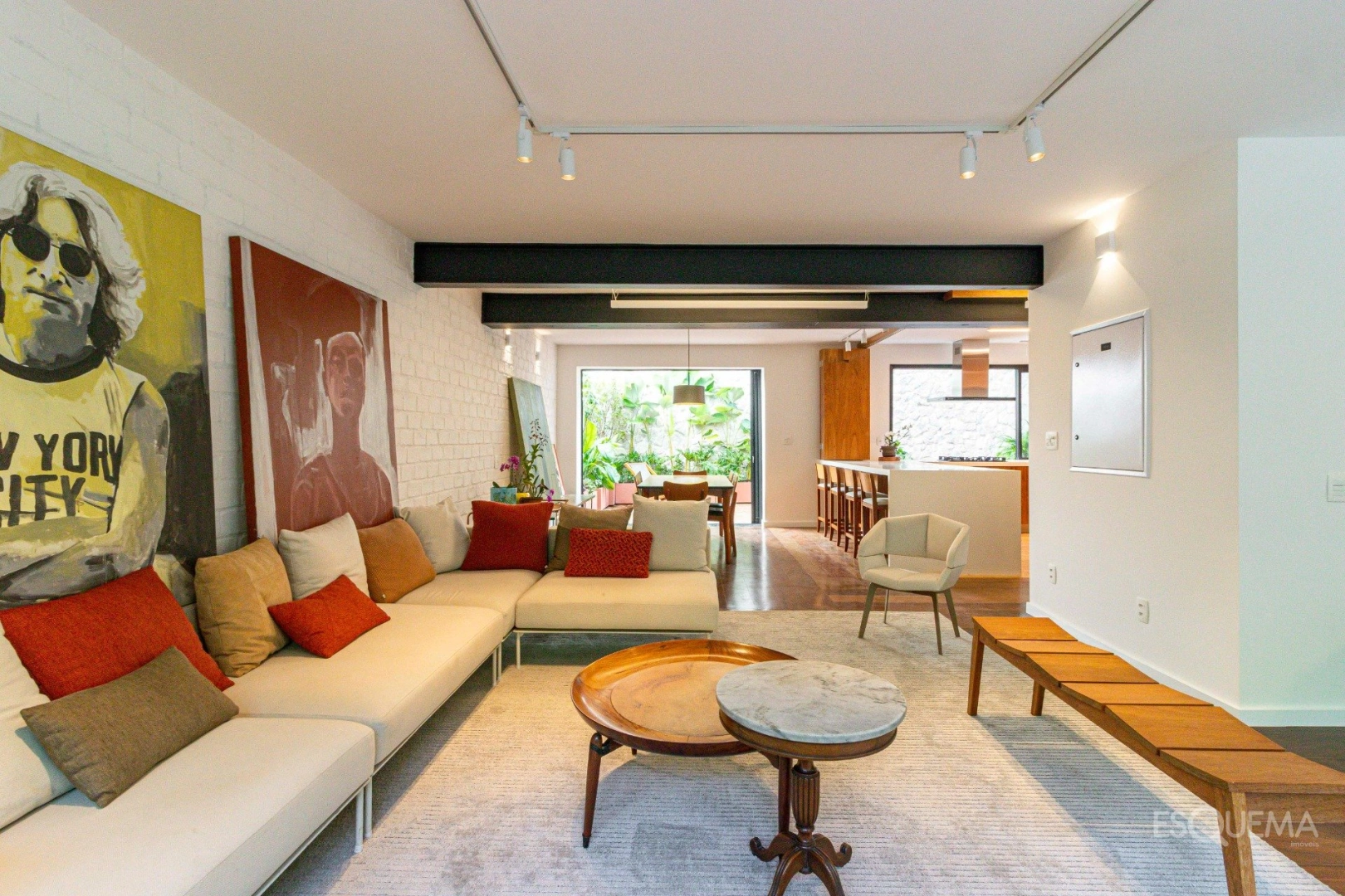 Casa recém-reformada em frente à praça - Imagem 2