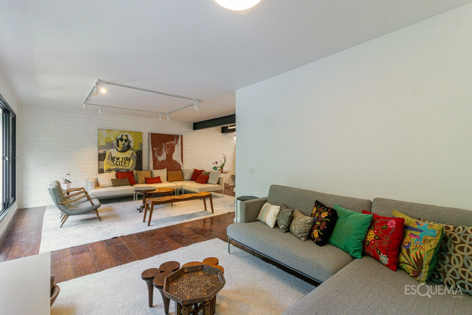 Casa recém-reformada em frente à praça - Imagem 4
