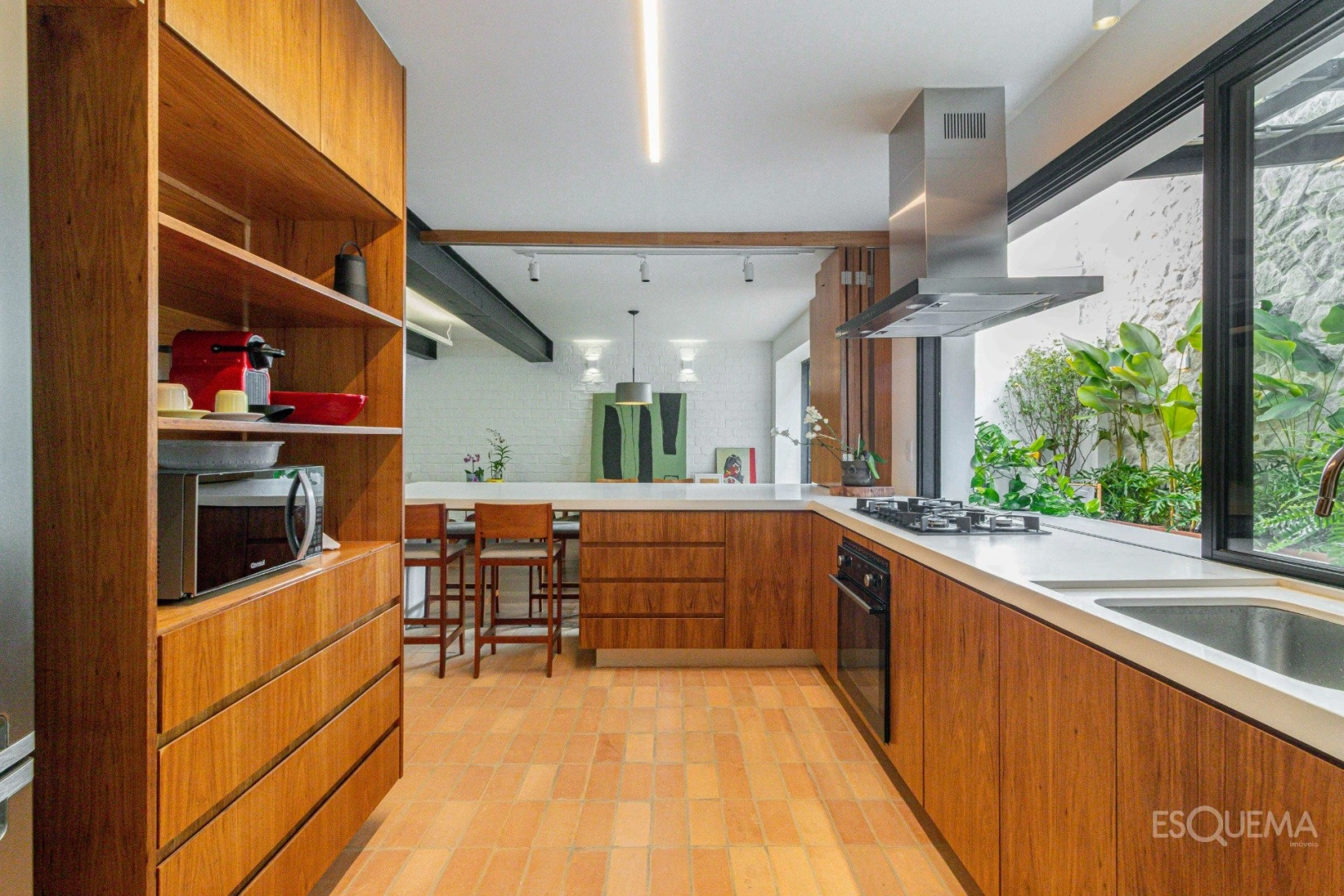 Casa recém-reformada em frente à praça - Imagem 7