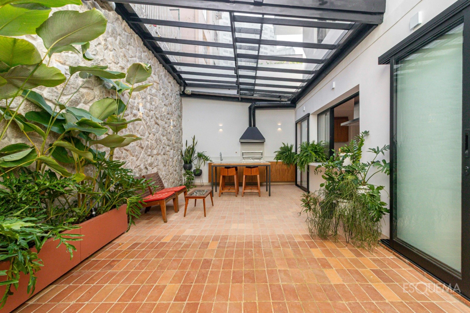 Casa recém-reformada em frente à praça - Imagem 8