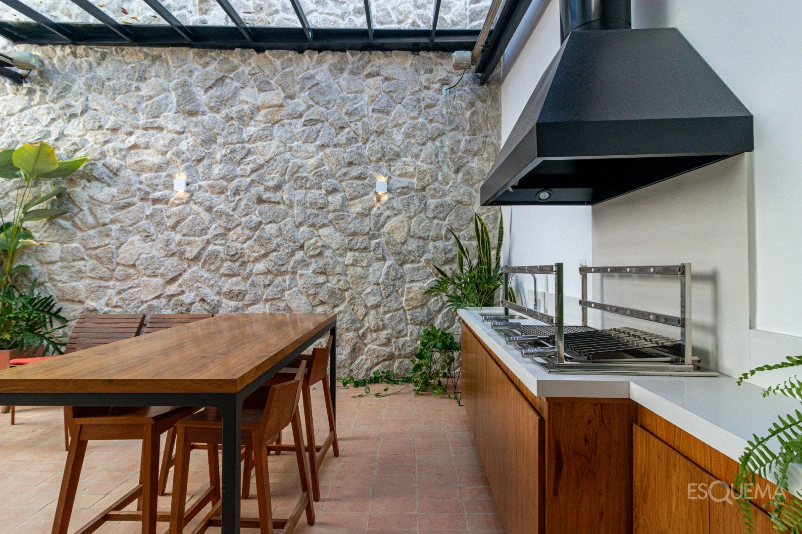 Casa recém-reformada em frente à praça - Imagem 9