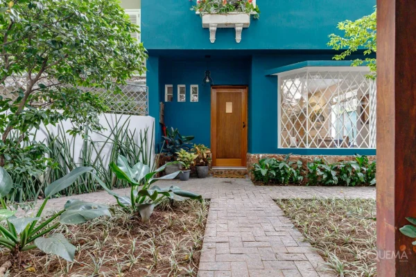 Casa de vila iluminada e silenciosa ao lado do Clube Pinheiros