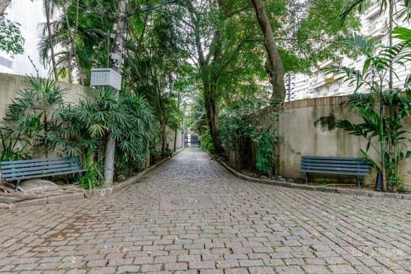Casa de vila iluminada e silenciosa ao lado do Clube Pinheiros