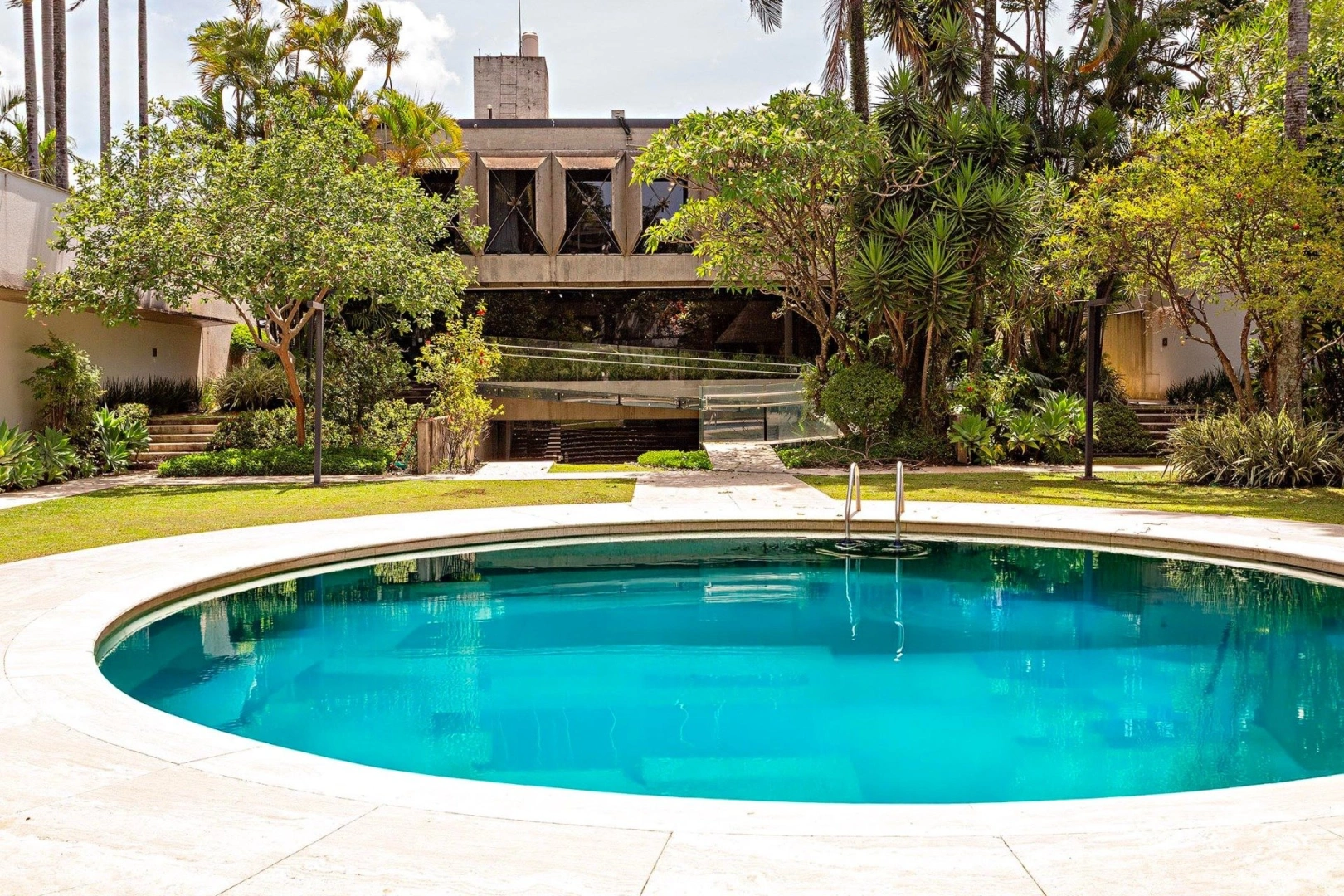 Casa modernista com vista para o Parque Ibirapuera no Jardim Luzitânia - Imagem 1