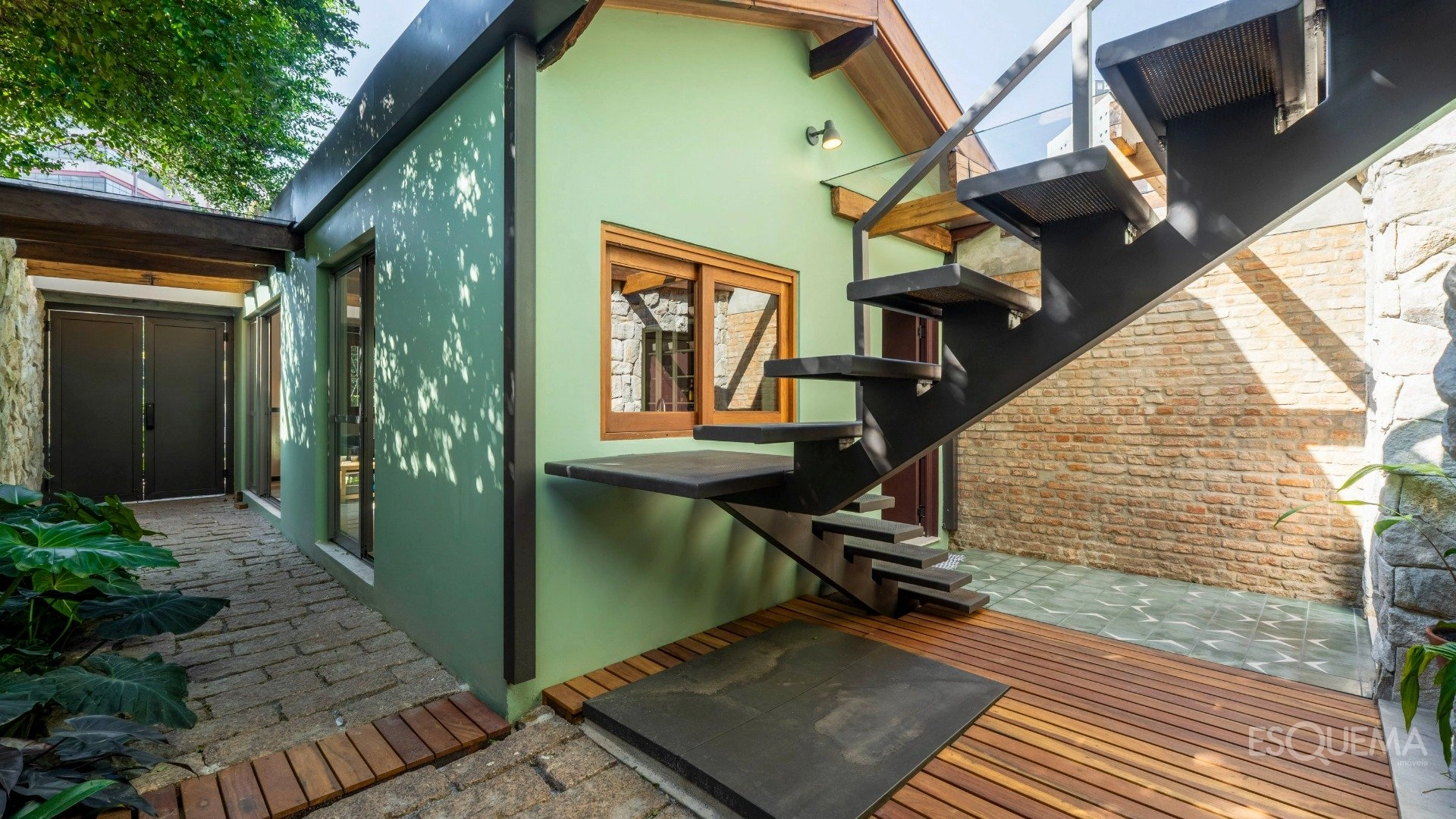 Casa contemporânea em rua fechada com atmosfera de refúgio - Imagem 10